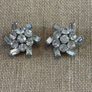 Vintage Weiss Clip On Earrings Silver Tone Starburst Rhinestones